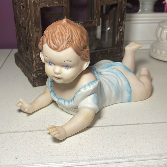 Vtg XL Porcelain Bisque Piano Baby 10” Figurine Draped Outfit Crawling - Picture 3 of 8